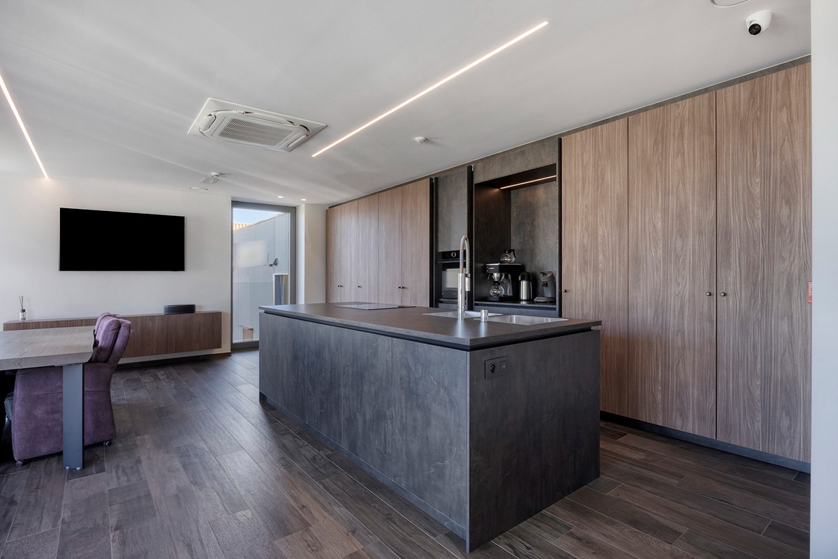 Grondig gerenoveerd KMO gebouw met magazijn en kantoorruimtes in Heverlee op een perceel van 11a19ca! – EPC -22,65 kWh/m² 