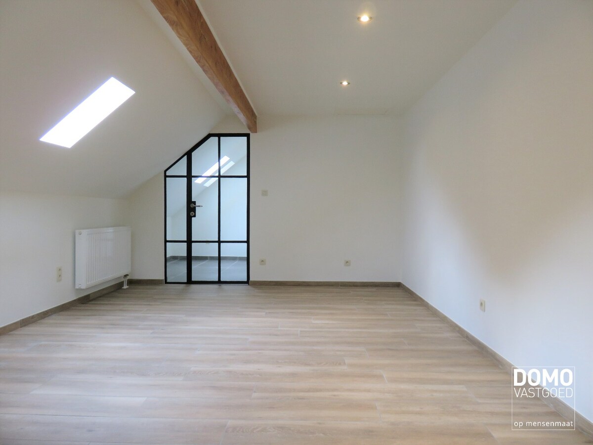 Charmante open bebouwing met 3 slaapkamers, 2 badkamers en prachtige tuin te huur 