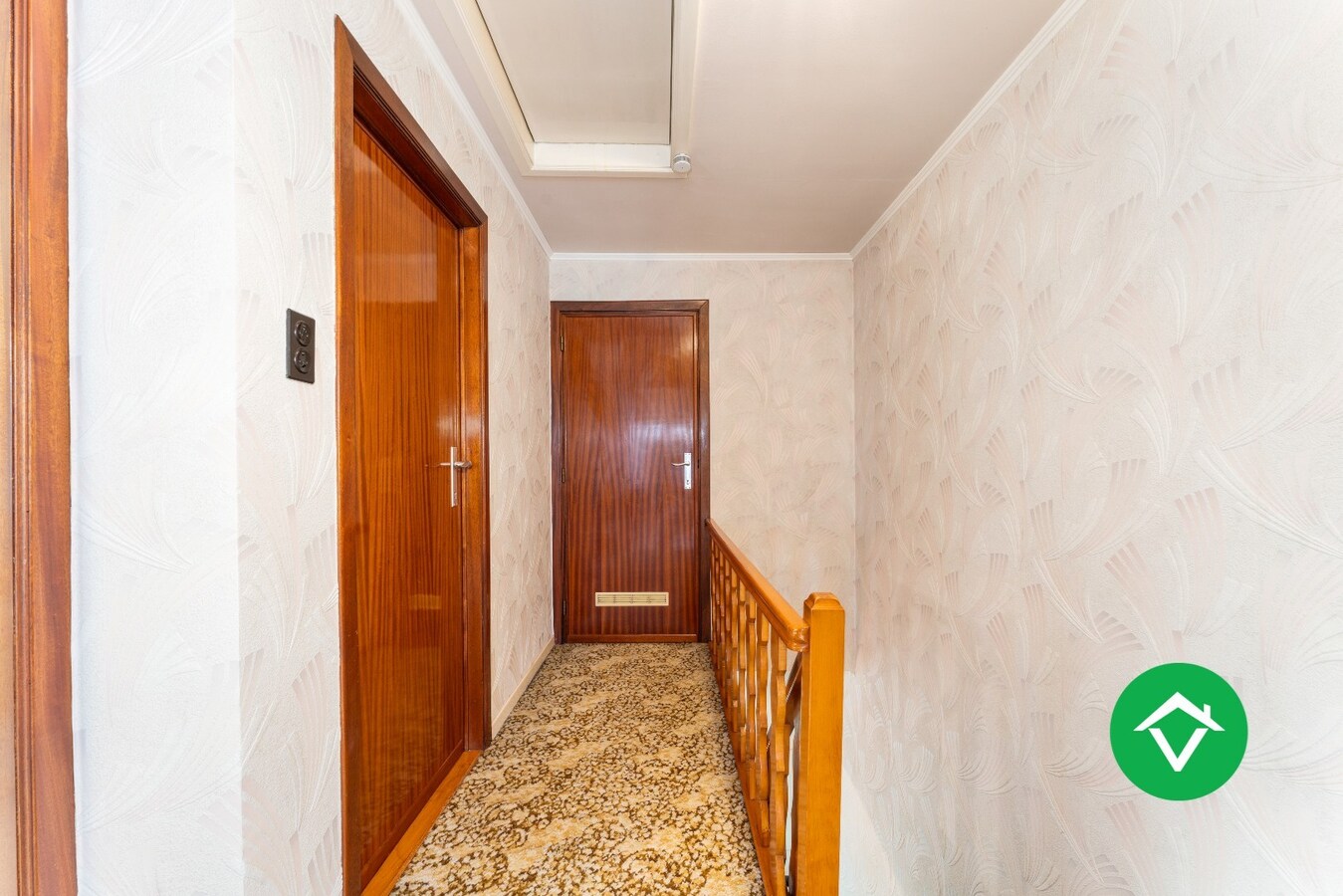 Op te frissen gezinswoning met twee garages en landelijk zicht te Eernegem 