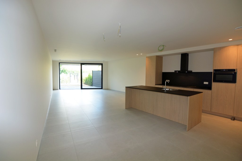 Gelijkvloers nieuwbouwappartement 124 m² met 2 slpk, tuintje en 2 autostandplaatsen. 