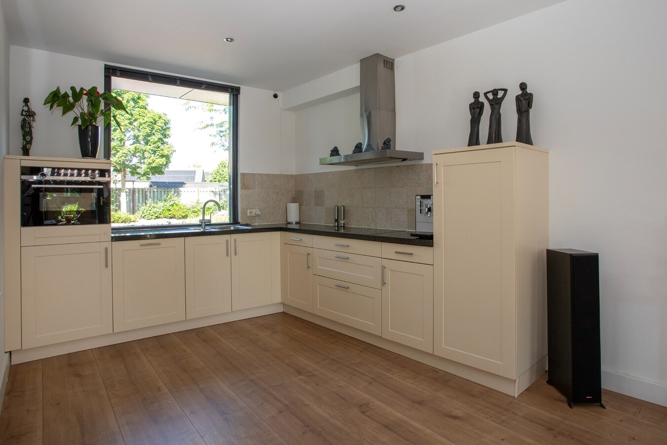 Instapklare en uitgebouwde tussenwoning op rustige locatie. 