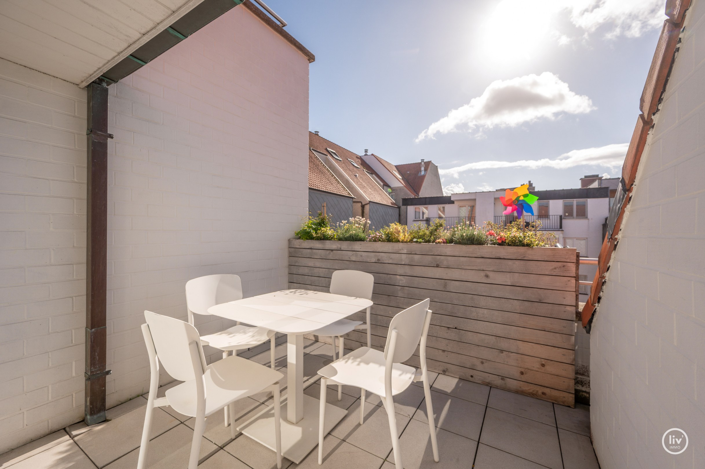 Stijlvol appartement met 2 zonnige terrassen op een toplocatie in Knokke Centraal gelegen tussen zeedijk en Lippenslaan. 