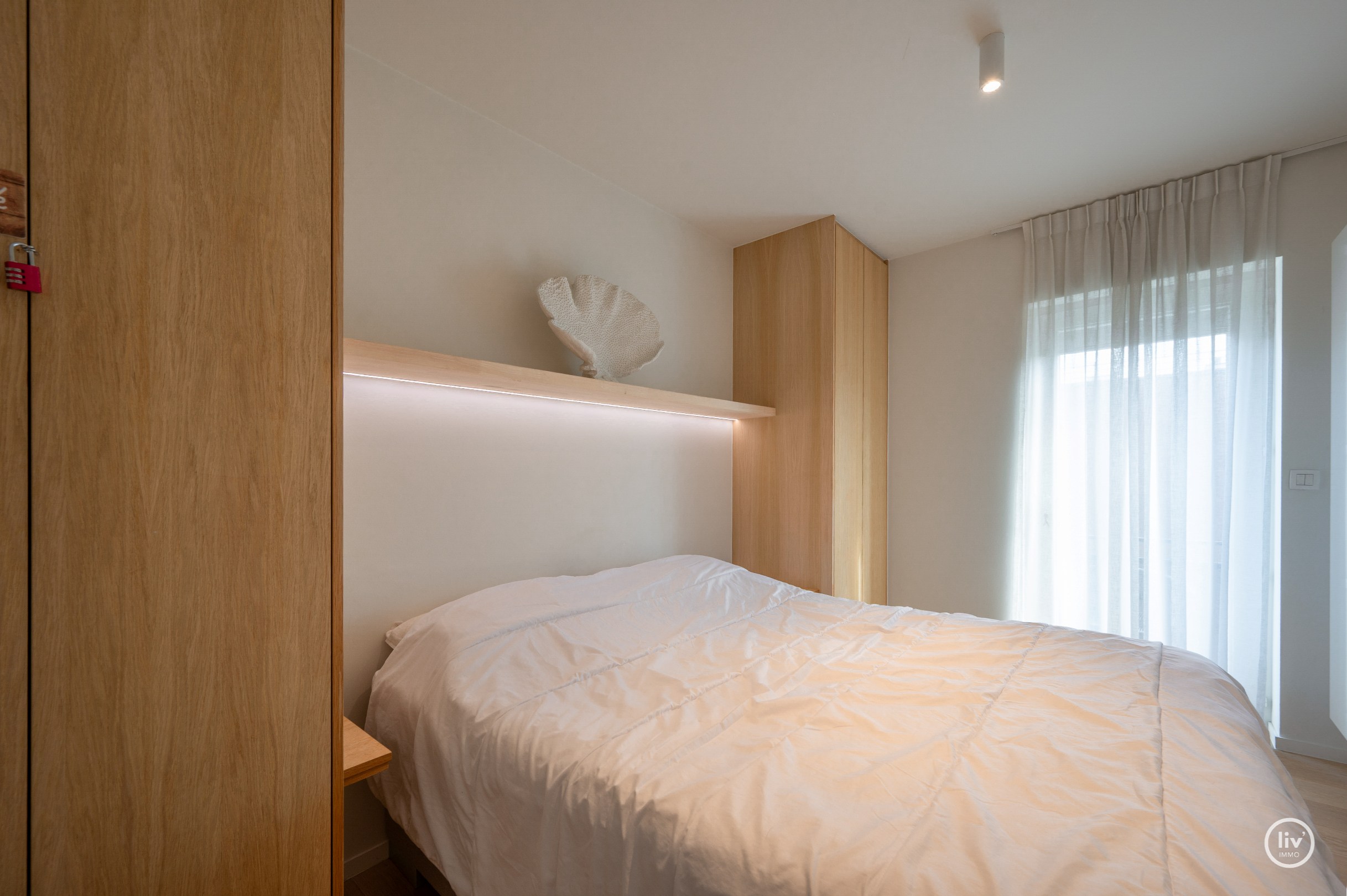 Appartement élégamment rénové avec deux chambres et deux terrasses, situé au centre de Knokke. 