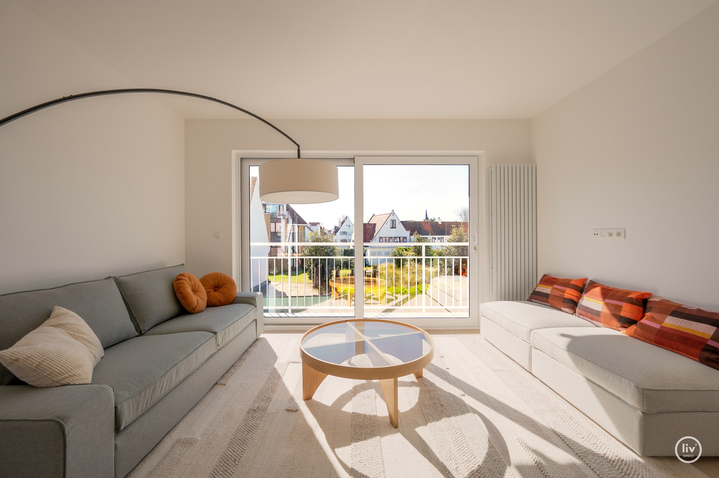 Zuidgericht hoekappartement met open zichten, gelegen in een charmante villaresidentie op wandelafstand van de Zeedijk van Duinbergen. 