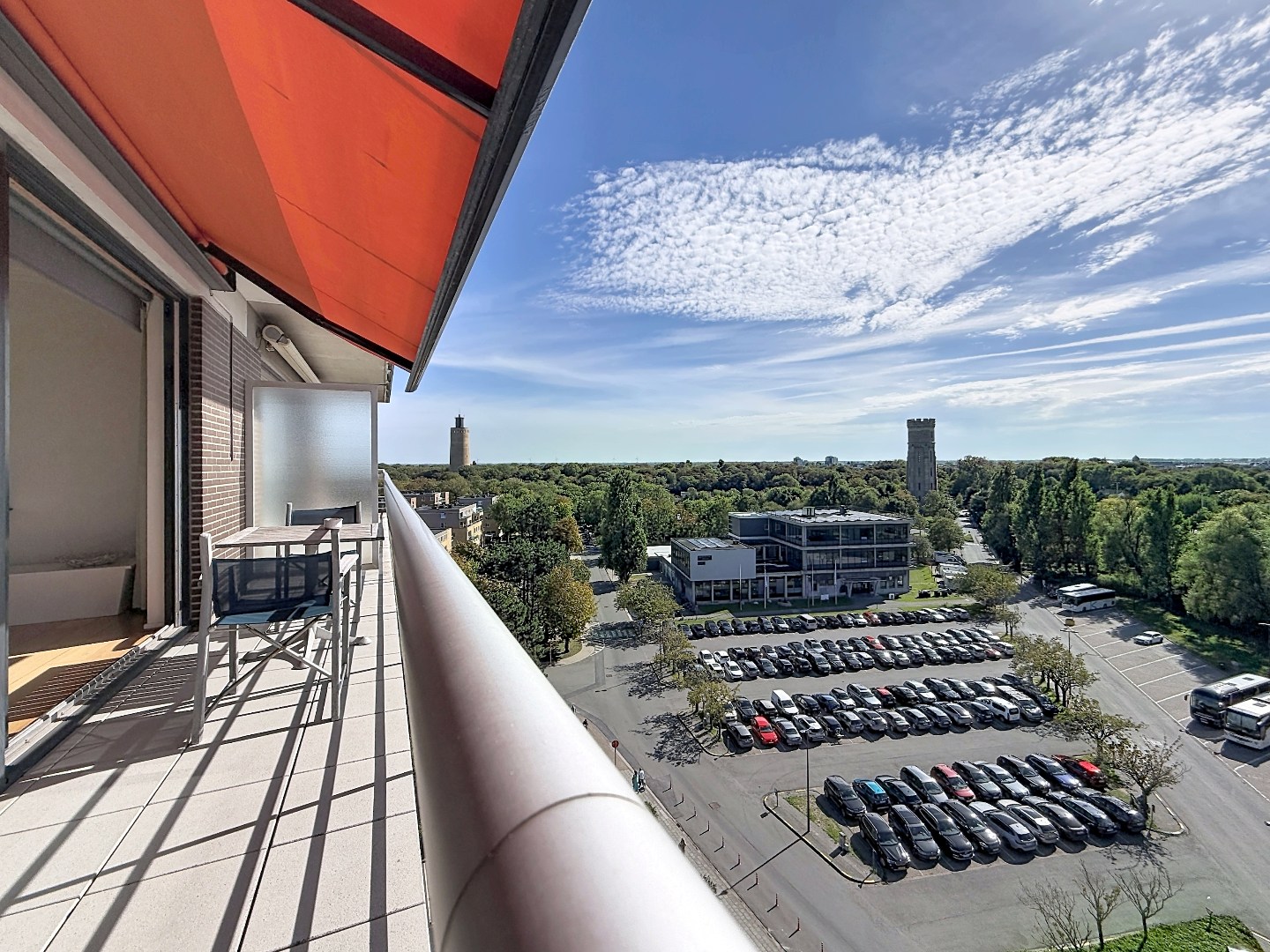 Appartement prêt à emménager exceptionnellement bien situé avec une vue magnifique sur le port de plaisance. 