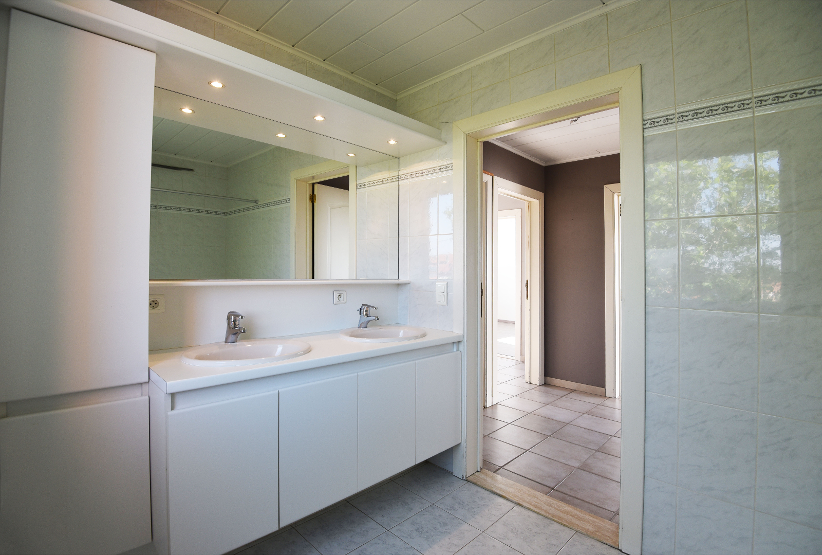 Ruim lichtrijk app. met 3 slpks en garage te Maldegem 