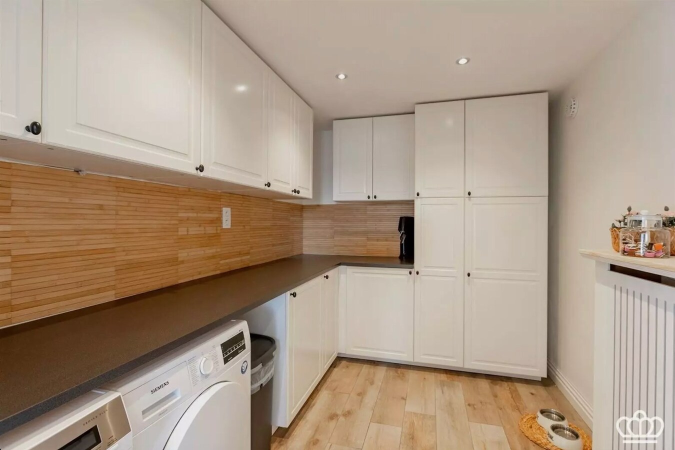 Magnifiquement située, charmante maison avec des installations pour chevaux sur environ 1,8 ha à Essen. 