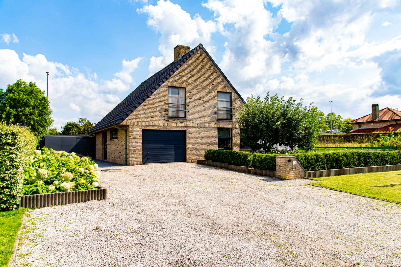 Eigentijdse woning met 3 slpks en prachtig aangelegde tuin 