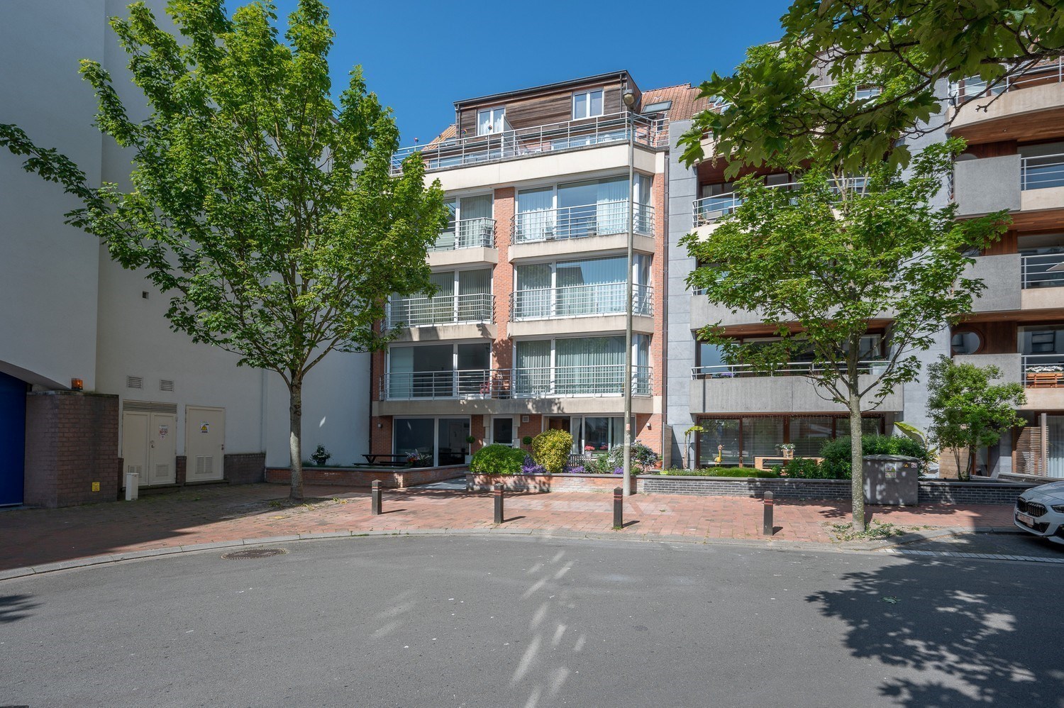 Appartement spacieux avec 3 chambres et 2 salles de bains à Knokke avec vue dégagée sur la rue. 