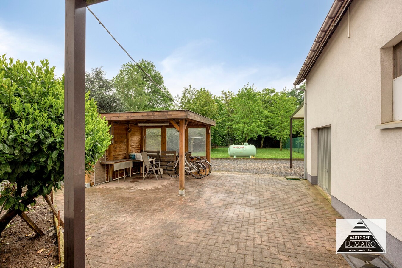 2  woongelegenheden met handelsruimte , grote tuin, 1448 m² 