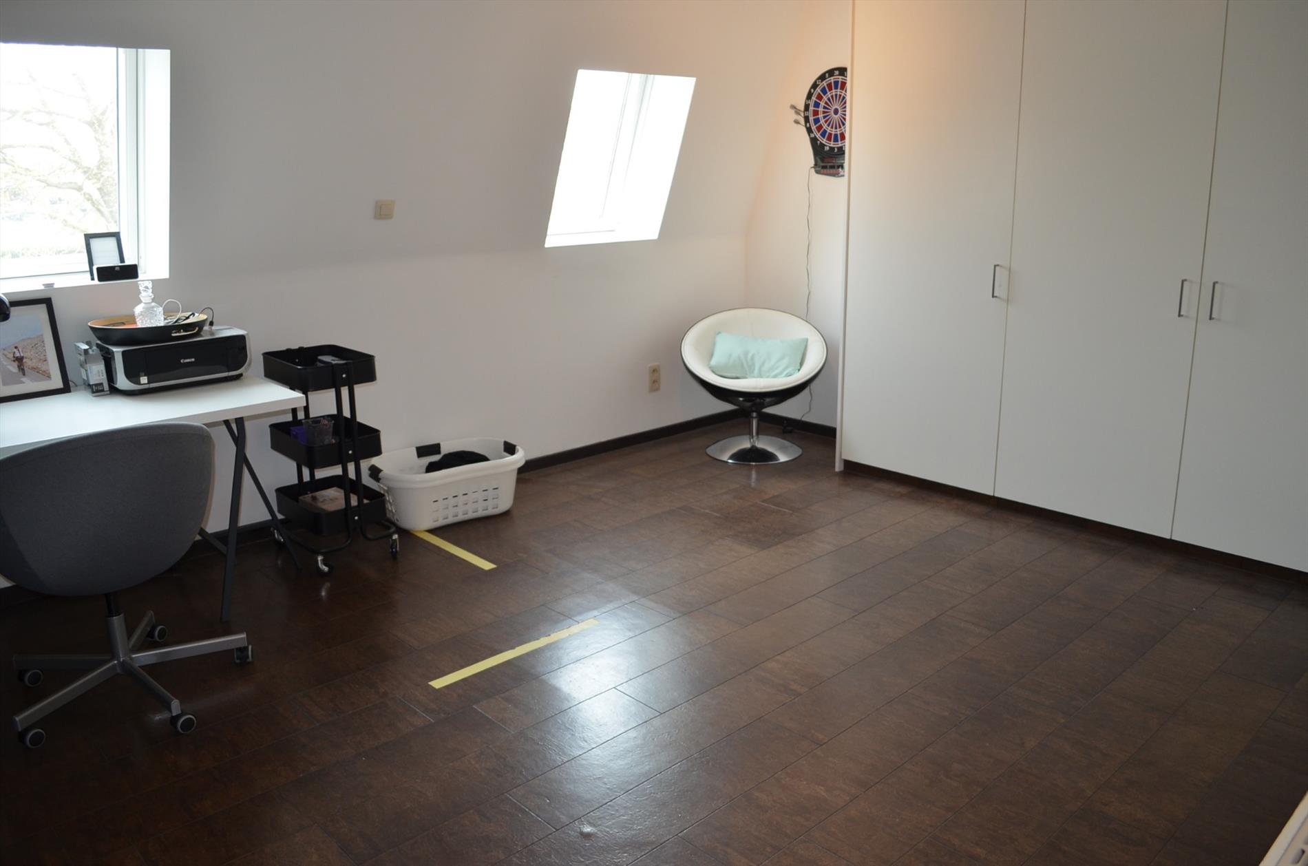 Knap gerenoveerde gezinswoning met  2 slpks (mogelijkheid 3), carport en tuin goed gelegen te Aalter 