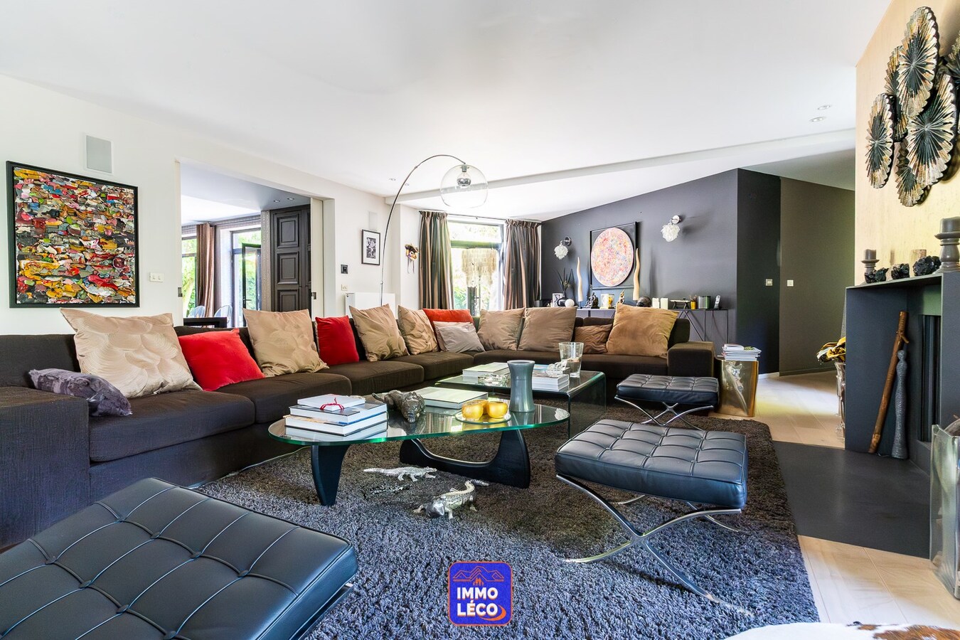 Villa semi Plain-Pied érigée sur 4592m², piscine, 4 garages, parking 10 voitures, ... COUP DE COEUR assuré ! 