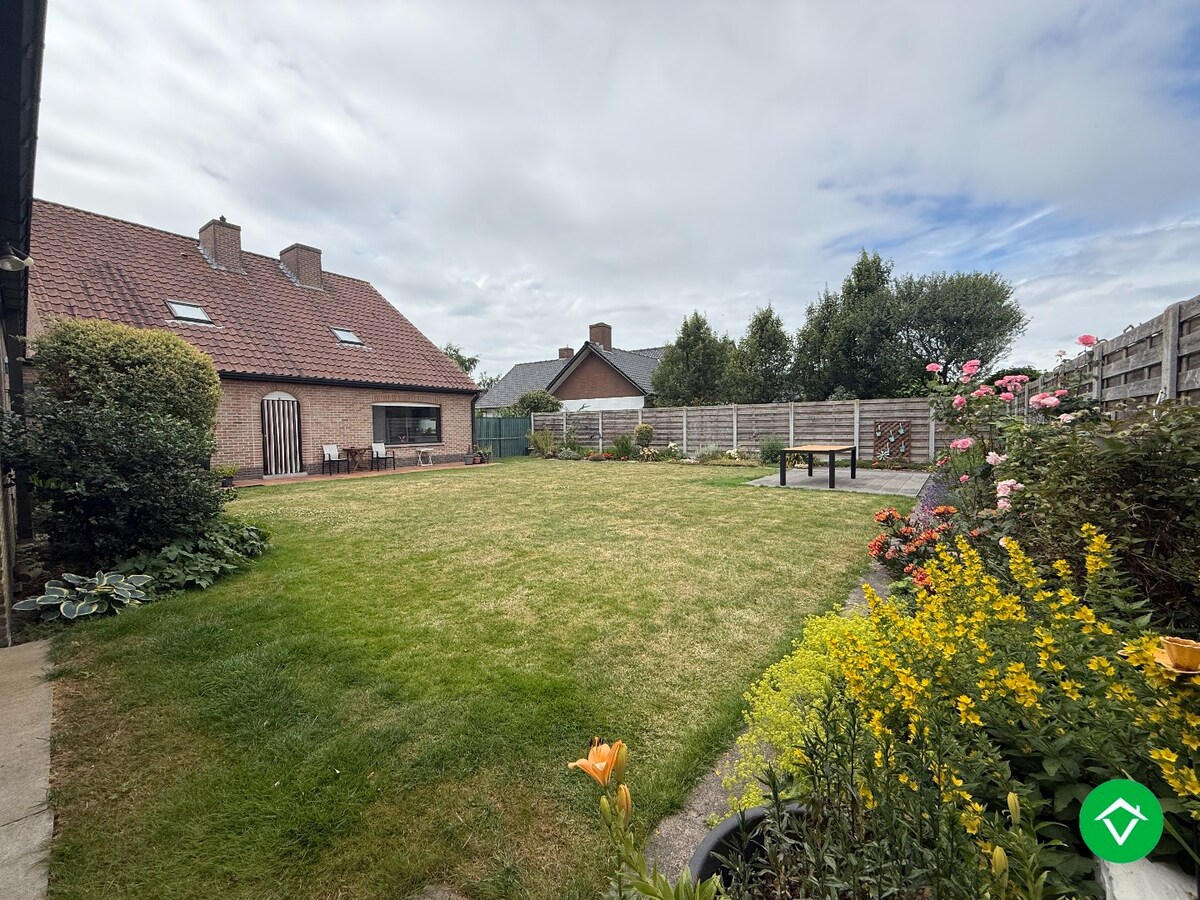 Alleenstaande woning met 5 slaapkamers, tuin en garage/loods te Roeselare 
