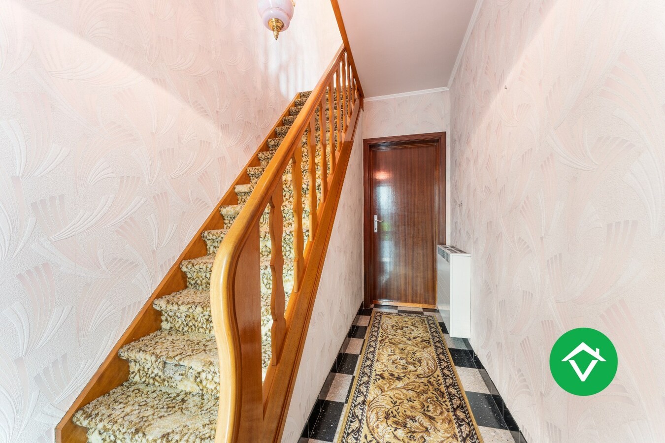 Op te frissen gezinswoning met twee garages en landelijk zicht te Eernegem 