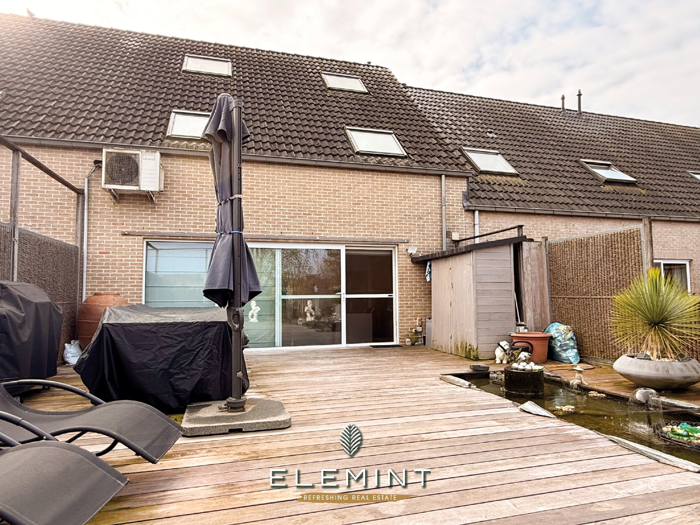 Uniek triplex-appartement met private inkom, 3 slpk, 2 badk &amp; ruim terras met vijver (161 m²) 
