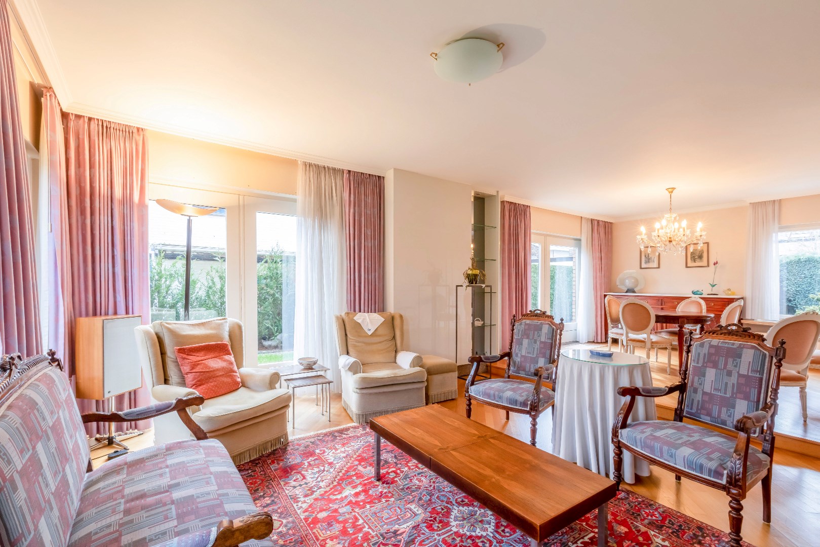 VERKOCHT --- HOB met garage en tuin te Mariakerke 