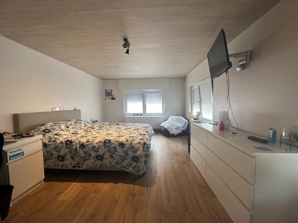 Verrassend ruime woning met 3 ruime slaapkamers en garage 