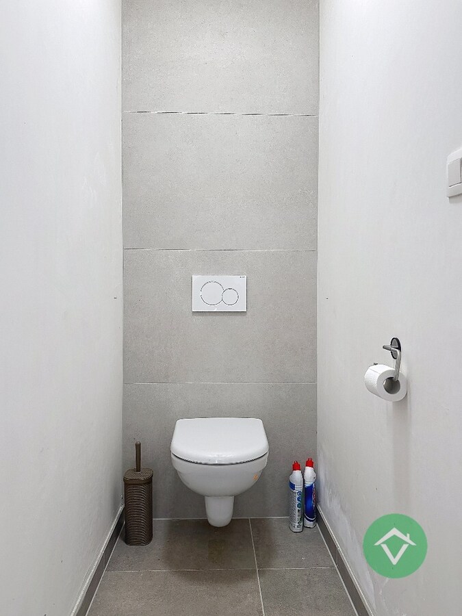 Moderne nieuwbouw tussenwoning met drie slaapkamers en garage in Moere 