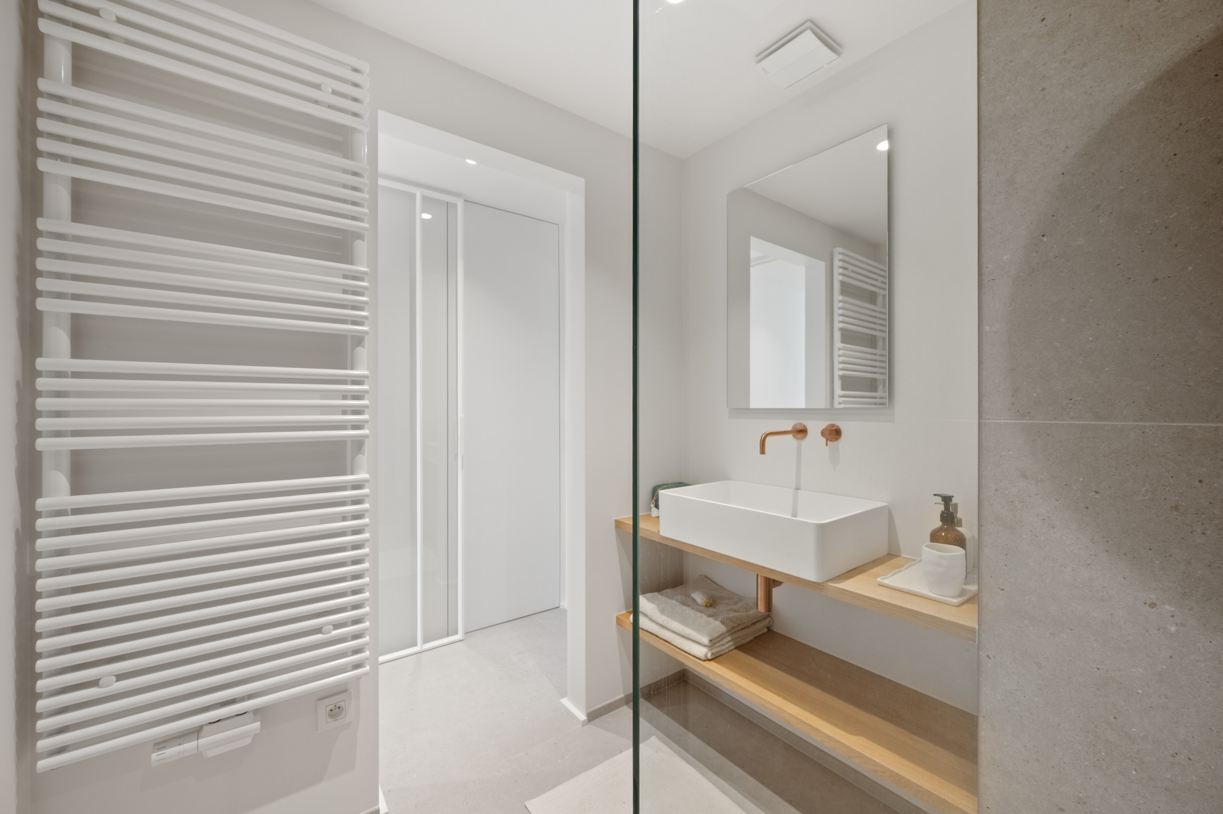 Appartement de vacances confortable et magnifiquement rénové avec vue frontale sur la mer, situé près de la place Rubens. 