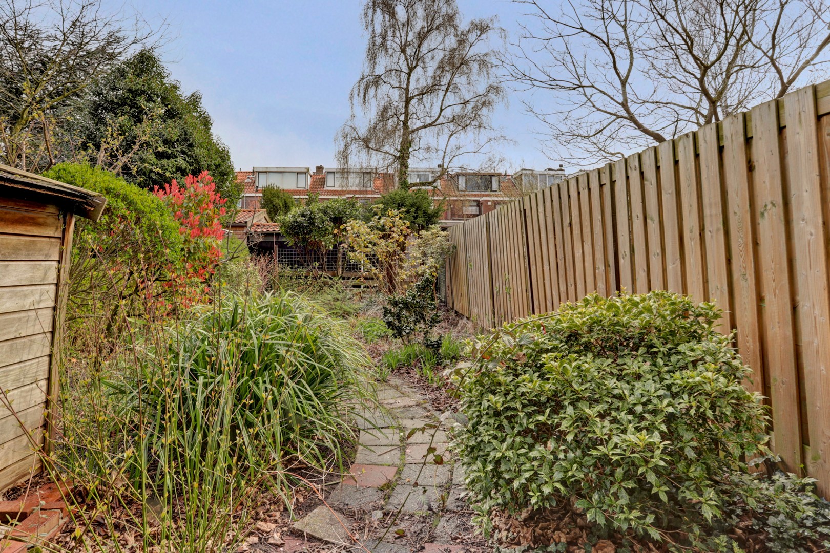 Unieke kans?! Zelf transformeren vanuit de vorige eeuw naar uw eigen hedendaagse smaak, dat kan met deze 5-kamer tussenwoning met 20m diepe tuin! 