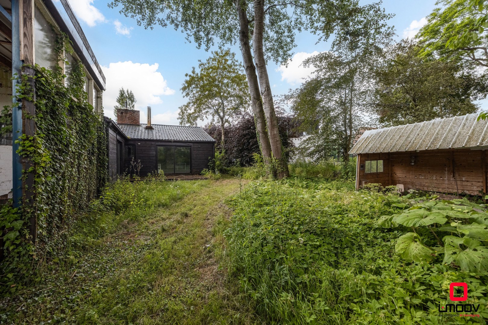 Seventies bungalowvilla met renovatiepotentieel op unieke ligging aan natuurgebied 