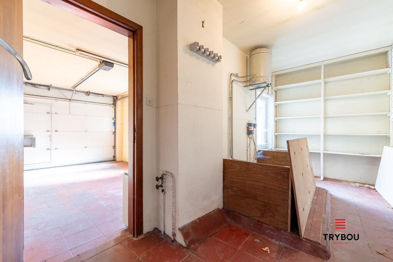 Gelijkvloerse woning met 2 garages in het centrum van Houthulst 