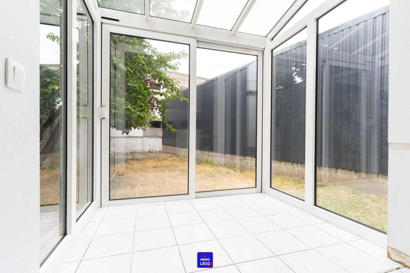 3 façades avec jardin et garage située à "La Coquinie". 