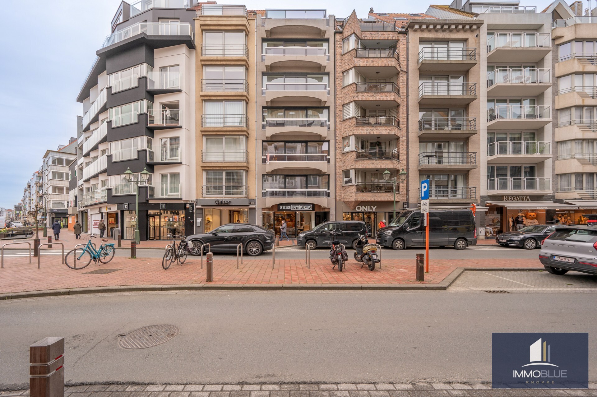 Appartement lumineux, entièrement rénové, avec trois chambres et une largeur de façade d’environ 5,5 mètres, idéalement situé à proximité de l’avenue Dumortier. 