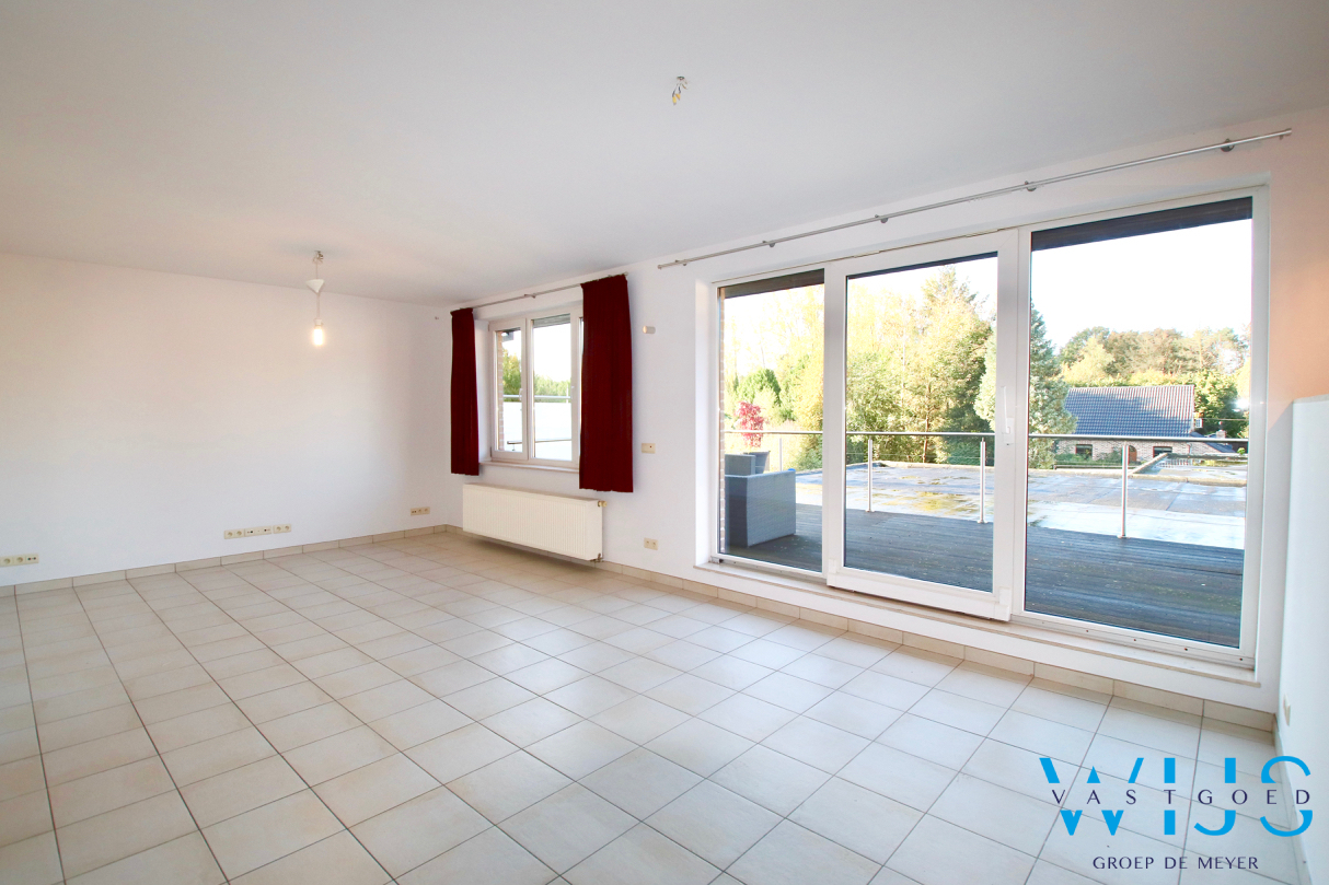 Instapklaar 2 slaapkamer appartement met terras &amp; garage ! 