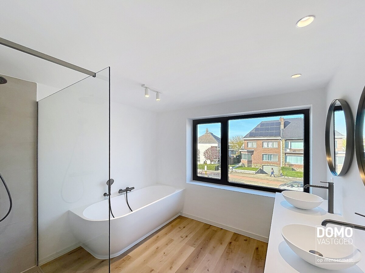 Instapklare totaalrenovatie met luxueuze afwerking, 4 slaapkamers en zuidgerichte tuin 