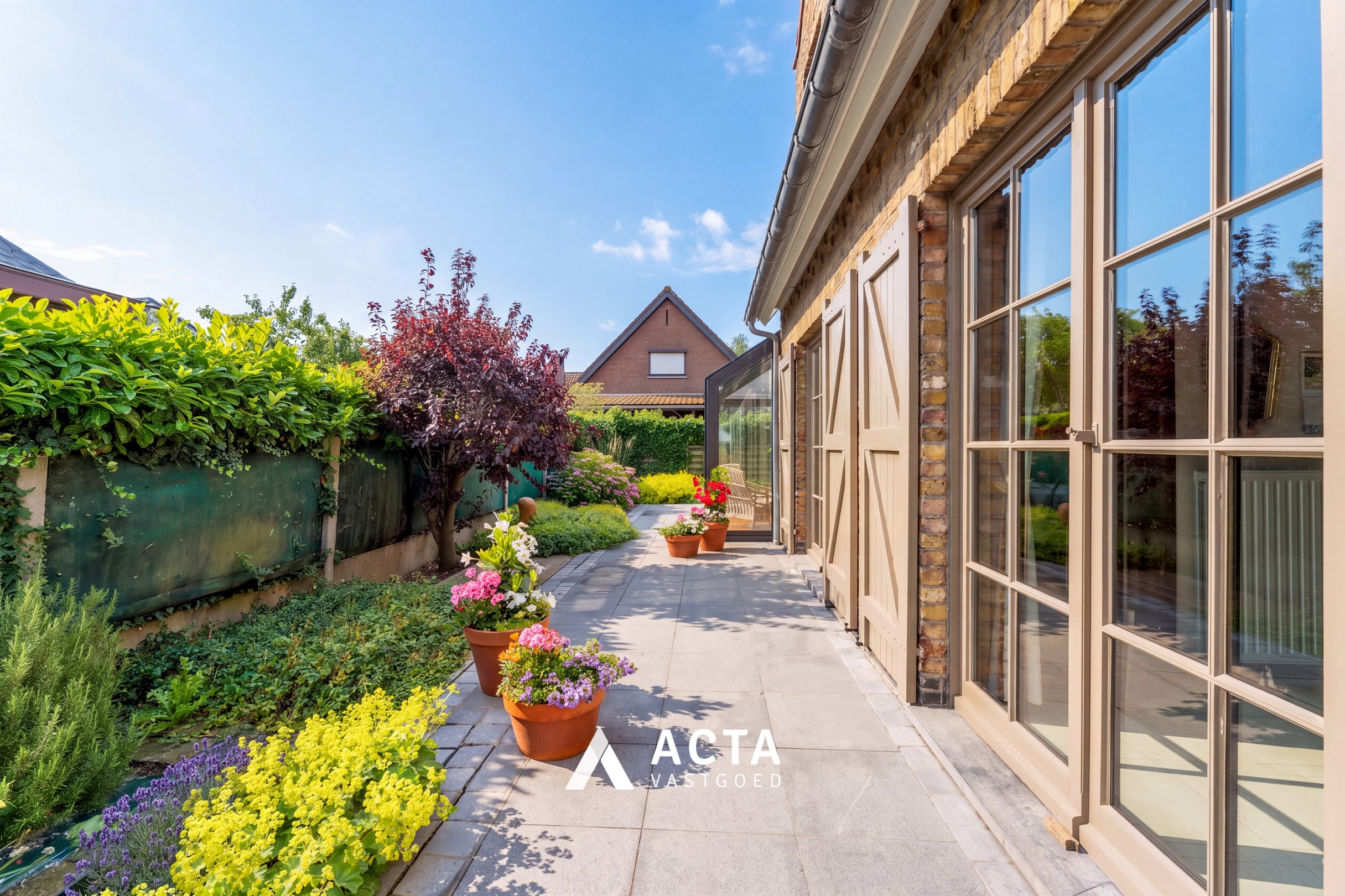 Ruime villa met zonnige tuin en garage 