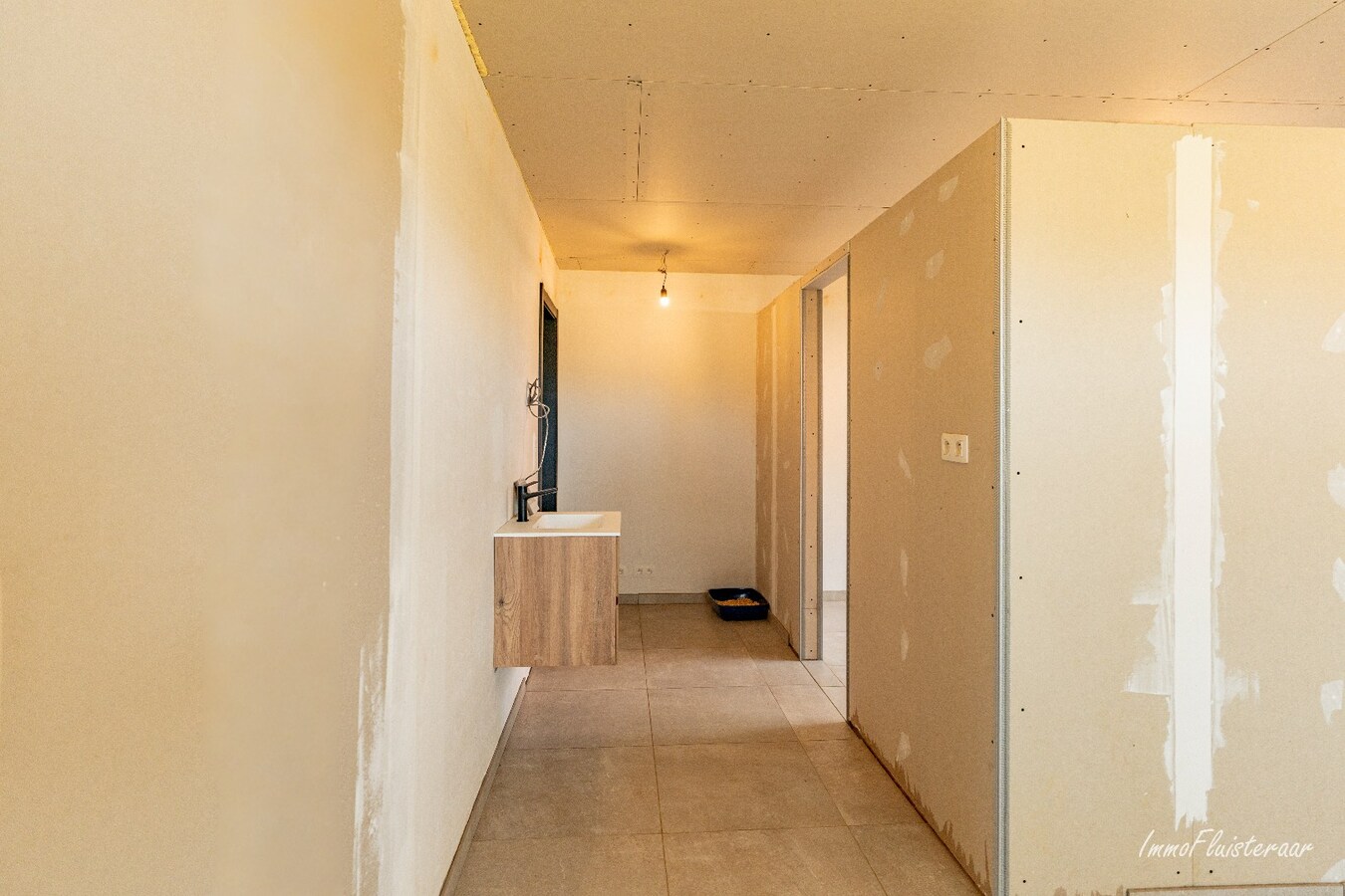 Gerenoveerde woning met praktijkruimte en paardenstal op 9.019 m2 te Balen 