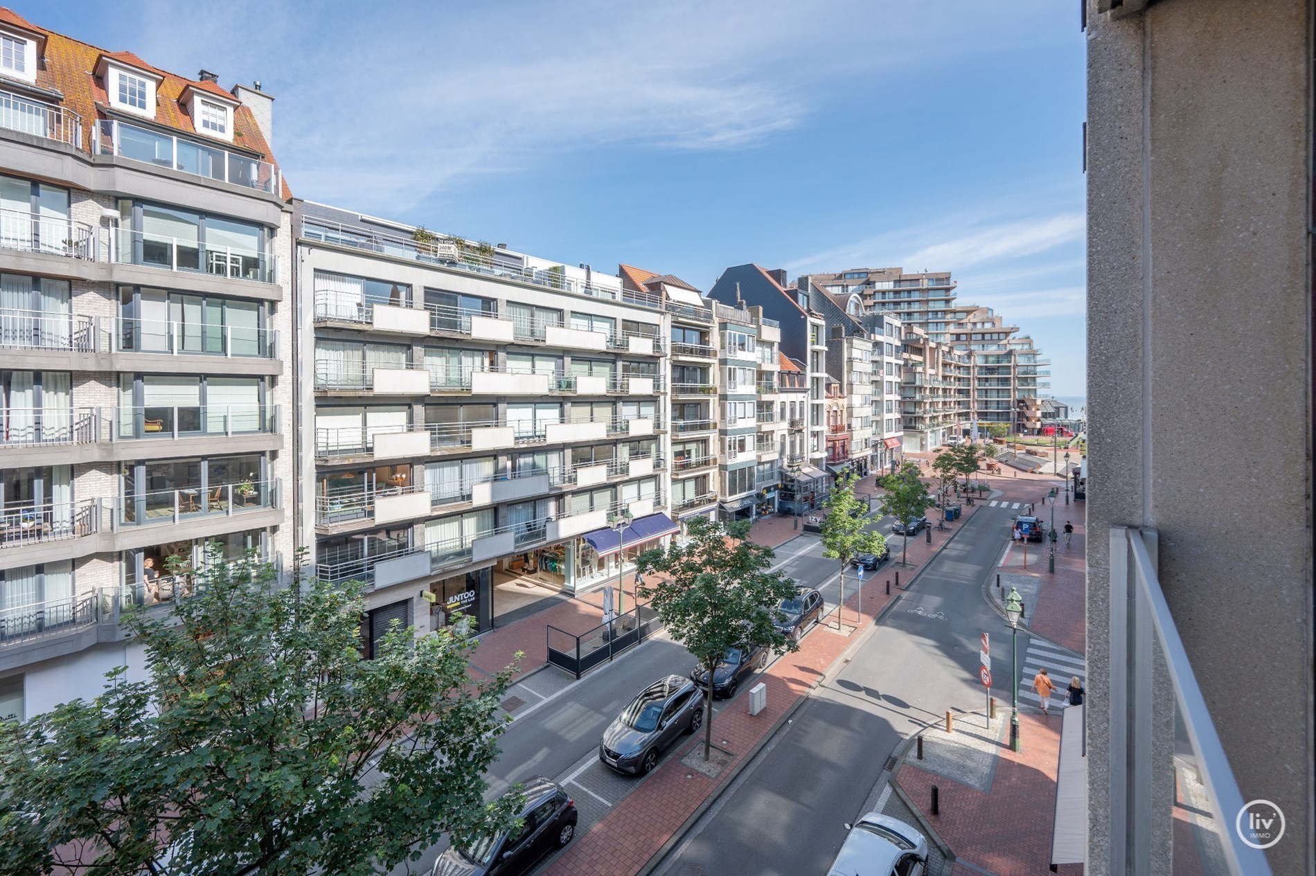Gerenoveerd appartement met 2 volwaardige slaapkamers vlakbij het Vanbunnenplein te Knokke (mog. tot het huren van een inpandige garage) 