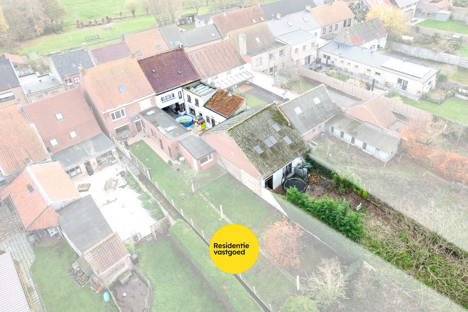 Ruime woning met uitbreidingsmogelijkheden en loods in groot Alveringem. 