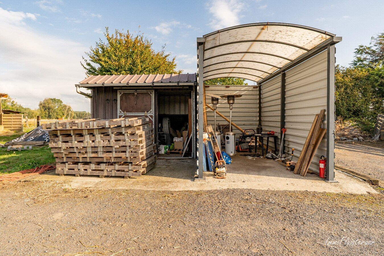 Charmante woning met stallen, buitenpiste en weide  op ca. 2 ha te OUDENBURG 