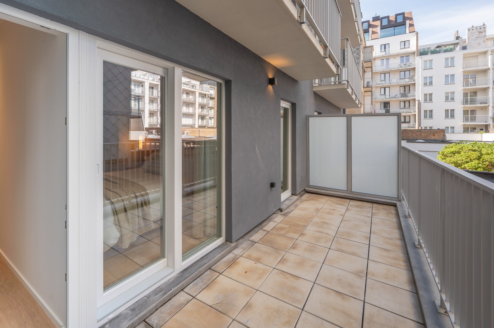 Appartement rénové de haut standing situé du côté ouest avec vue latérale sur la mer. 