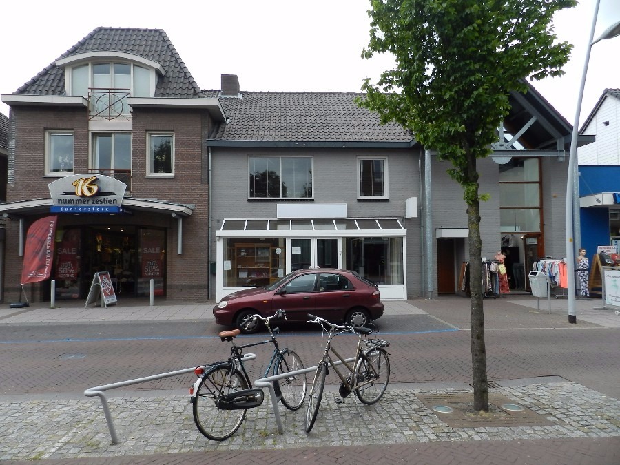 Zeer fraaie winkelruimte, centraal gelegen in de hoofdwinkelstraat van Bladel. 360 m2 winkelruimte met keuken en toilet. Per direct beschikbaar. 