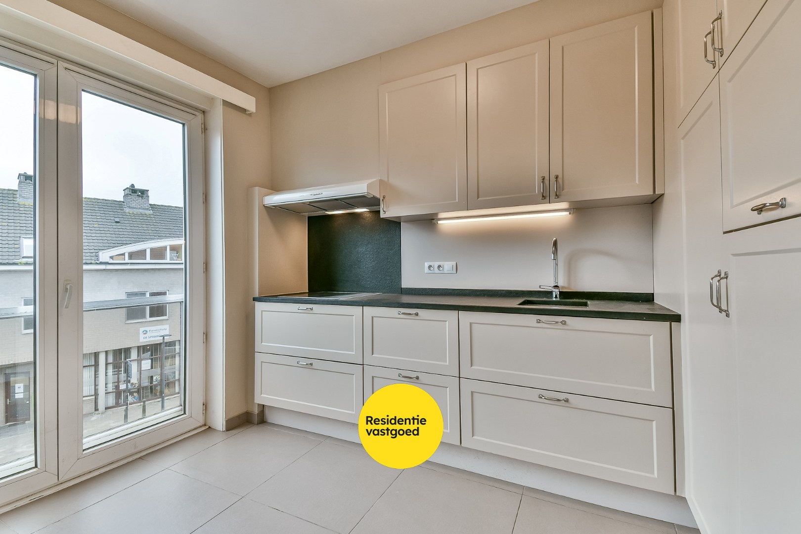 Appartement met 2 slaapkamers op de markt van Oudenburg met garage 