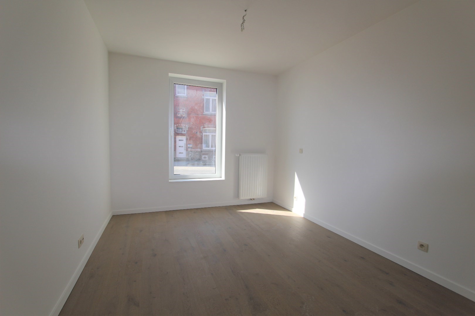 RECENT GELIJKVLOERS APPARTEMENT MET GROOT TERRAS EN AUTOSTAANPLAATS 