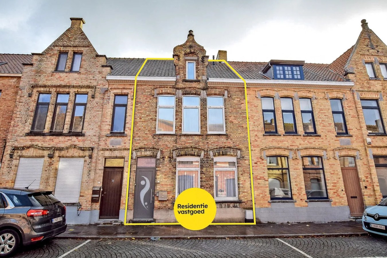 Statige herenhuis te Nieuwpoort-stad met 4 slaapkamers en 2 badkamers. 