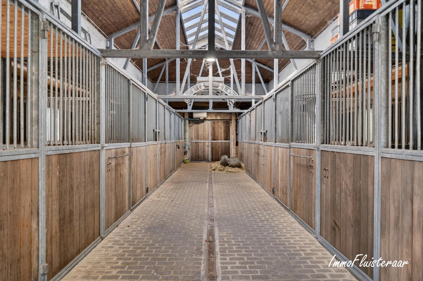 Exclusieve villa met professionele hippische accommodatie op ca. 14,5 ha (mogelijkheid tot aankoop extra gronden) te Astene (Deinze) 