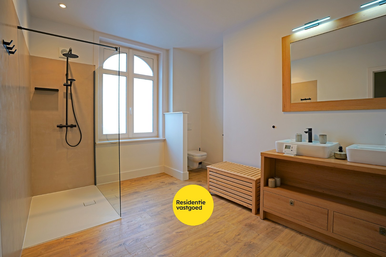 Gerenoveerde herenhuis (2025) in winkelstraat van Nieuwpoort-stad op 161 m². 