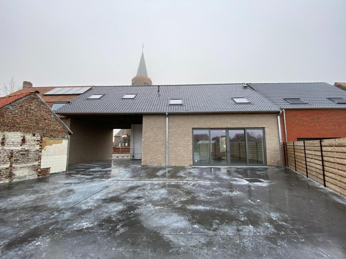 Ruime, energiezuinige nieuwbouwwoning met loods te Brielen 