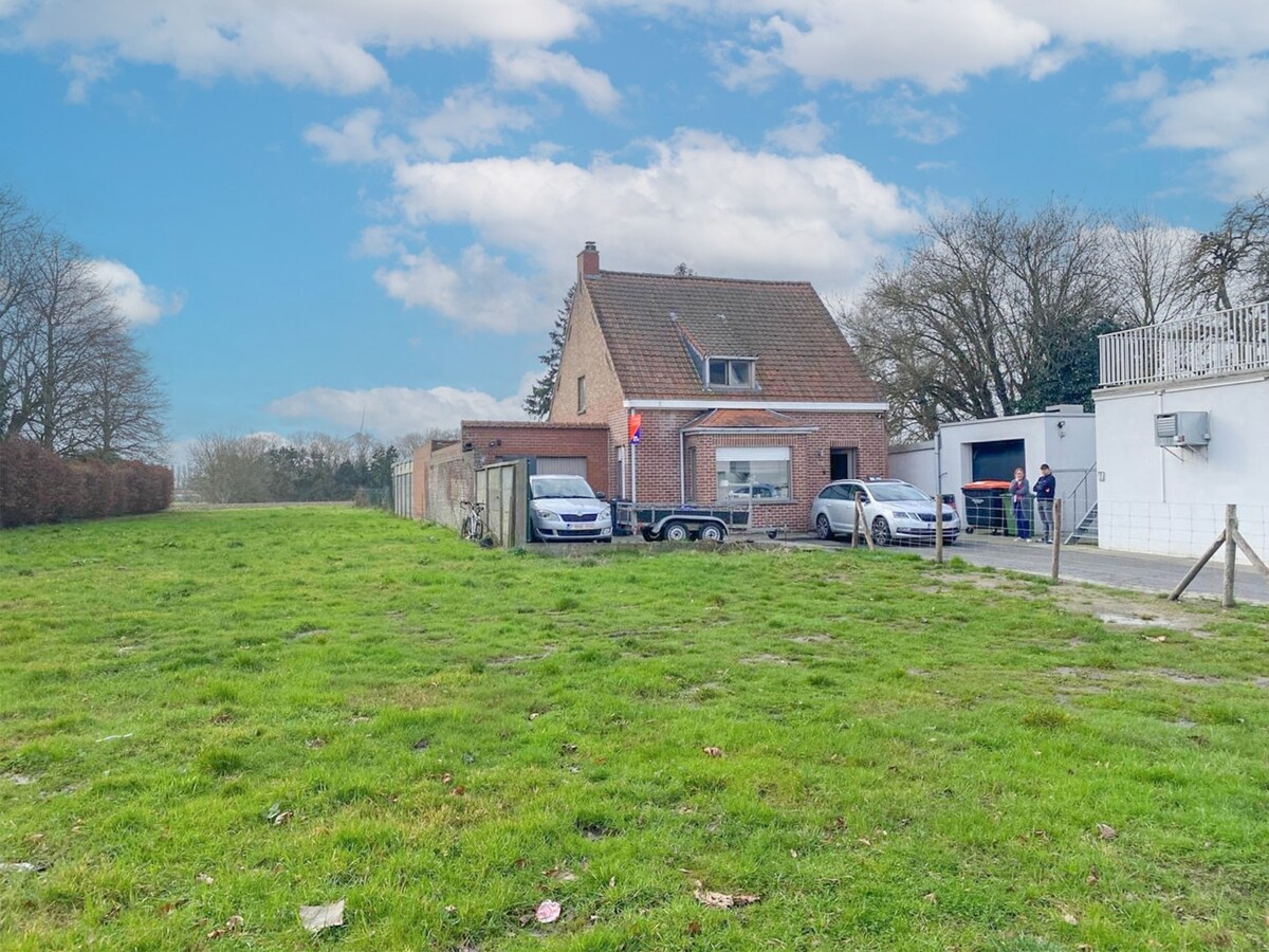 Alleenstaande woning grote zuidgerichte  tuin. 