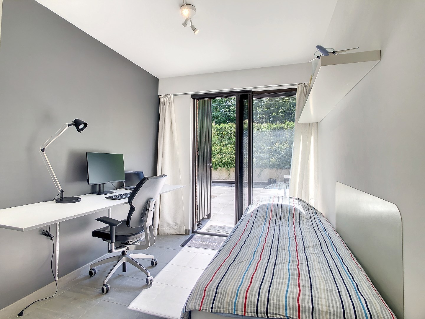 Goed gelegen gerenoveerd appartement met twee ruime slaapkamers, terras (25 m²) en garagebox - bewoonbare oppervlakte 73 m² 