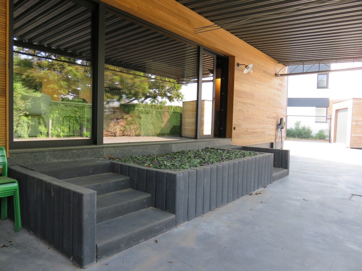 "Modern commercieel kantoor in Hasselt | Volledig gerenoveerd in 2018. 