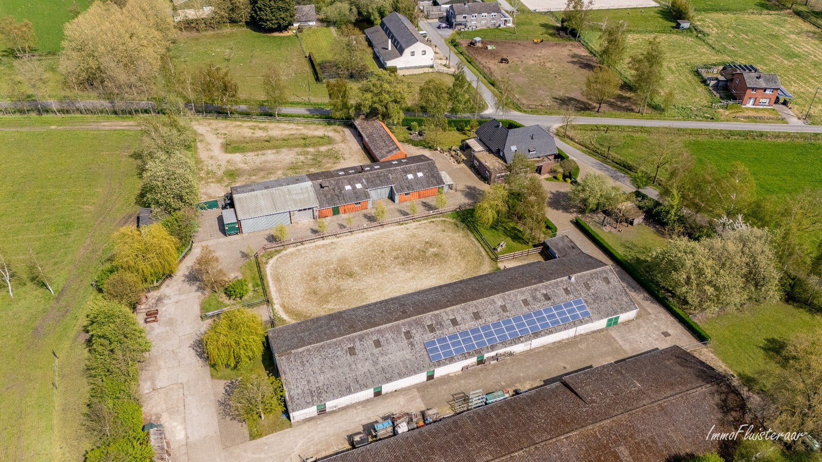 Woning met stalgebouwen en buitenpiste op ca. 6ha te Bocholt 