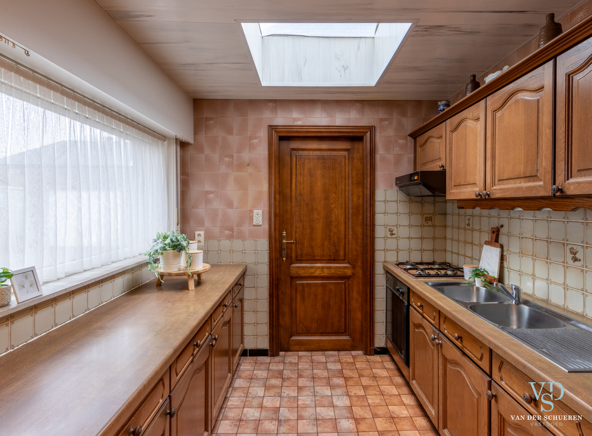 Degelijke, op te frissen Half Open Bebouwing. 