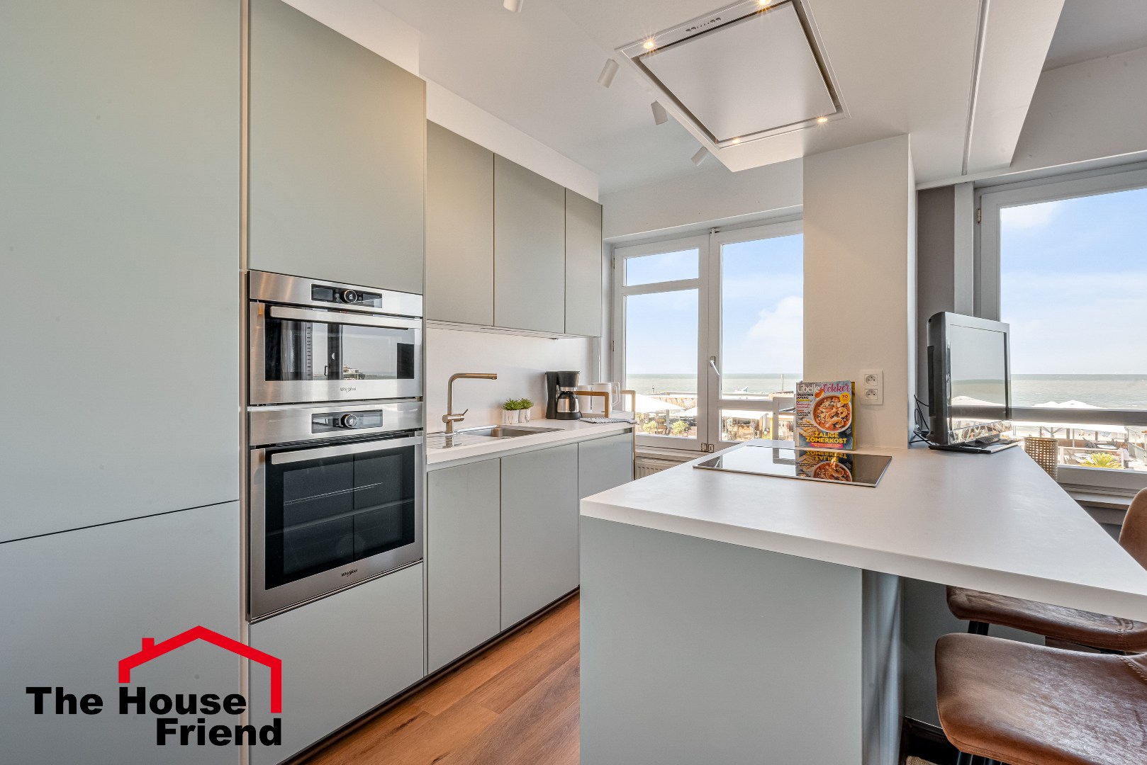 Ruim appartement met frontaal zeezicht op absolute toplocatie aan de Zeedijk in Blankenberge 