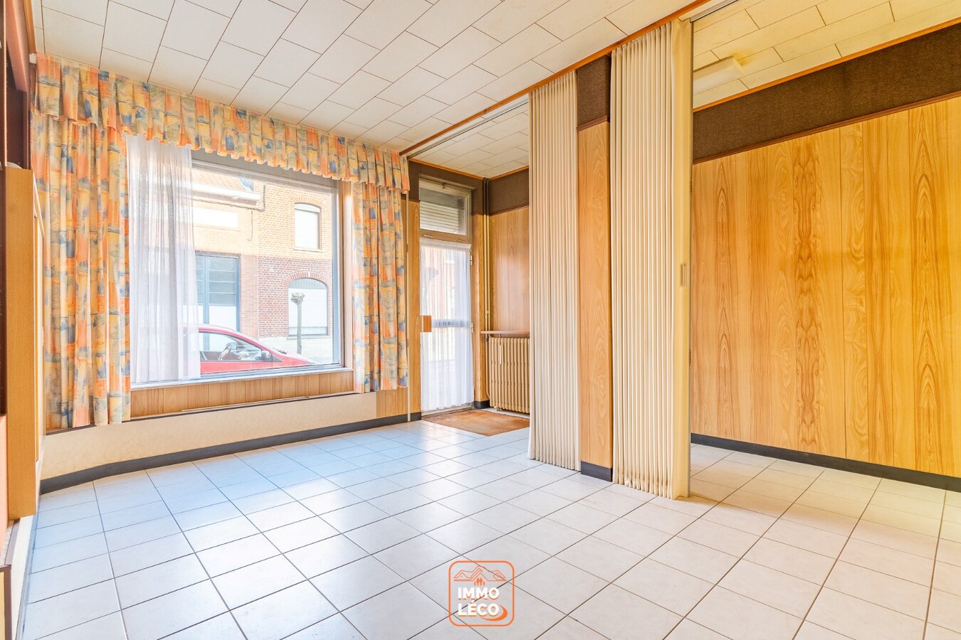 Maison offrant un excellent potentiel avec terrasse et garage inclus, dans une rue calme proche du centre-ville ! 